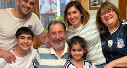 Nelson, de 62 años, produce huevos de color azul con gallinas adaptadas al frío: “Andan muy bien”