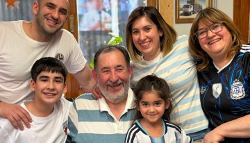 Nelson, de 62 años, produce huevos de color azul con gallinas adaptadas al frío: “Andan muy bien”