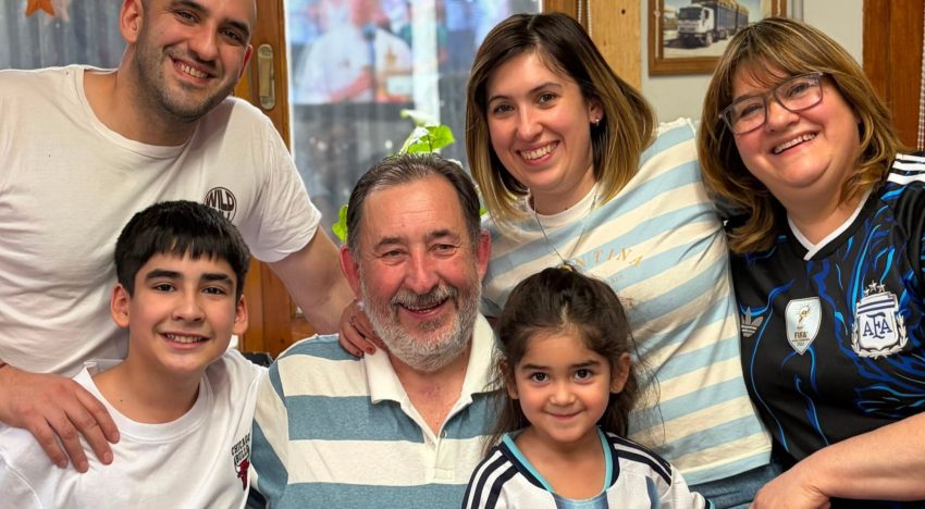Nelson, de 62 años, produce huevos de color azul con gallinas adaptadas al frío: “Andan muy bien”