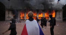 Macron habla por TV tras los saqueos y disturbios en Francia: casi 2000 detenidos