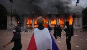 Macron habla por TV tras los saqueos y disturbios en Francia: casi 2000 detenidos