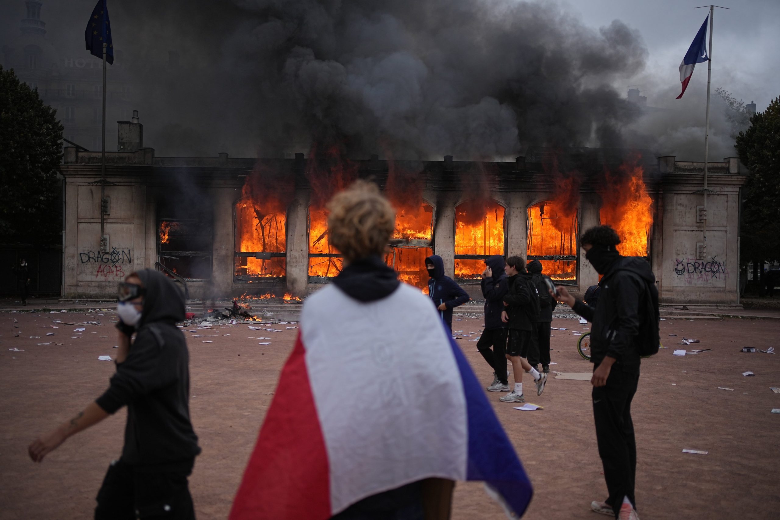 Las protestas se repartieron en varias ciudades francesas; en Lyon, incendiaron la oficina de Turismo