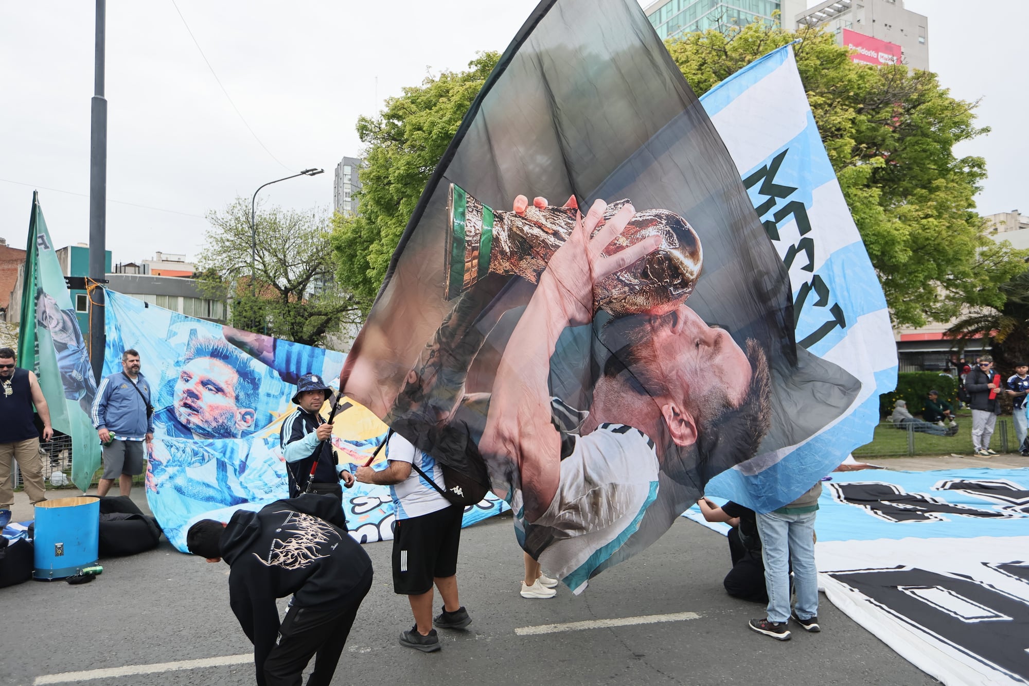 El partido se juega desde las 20 en el Monumental