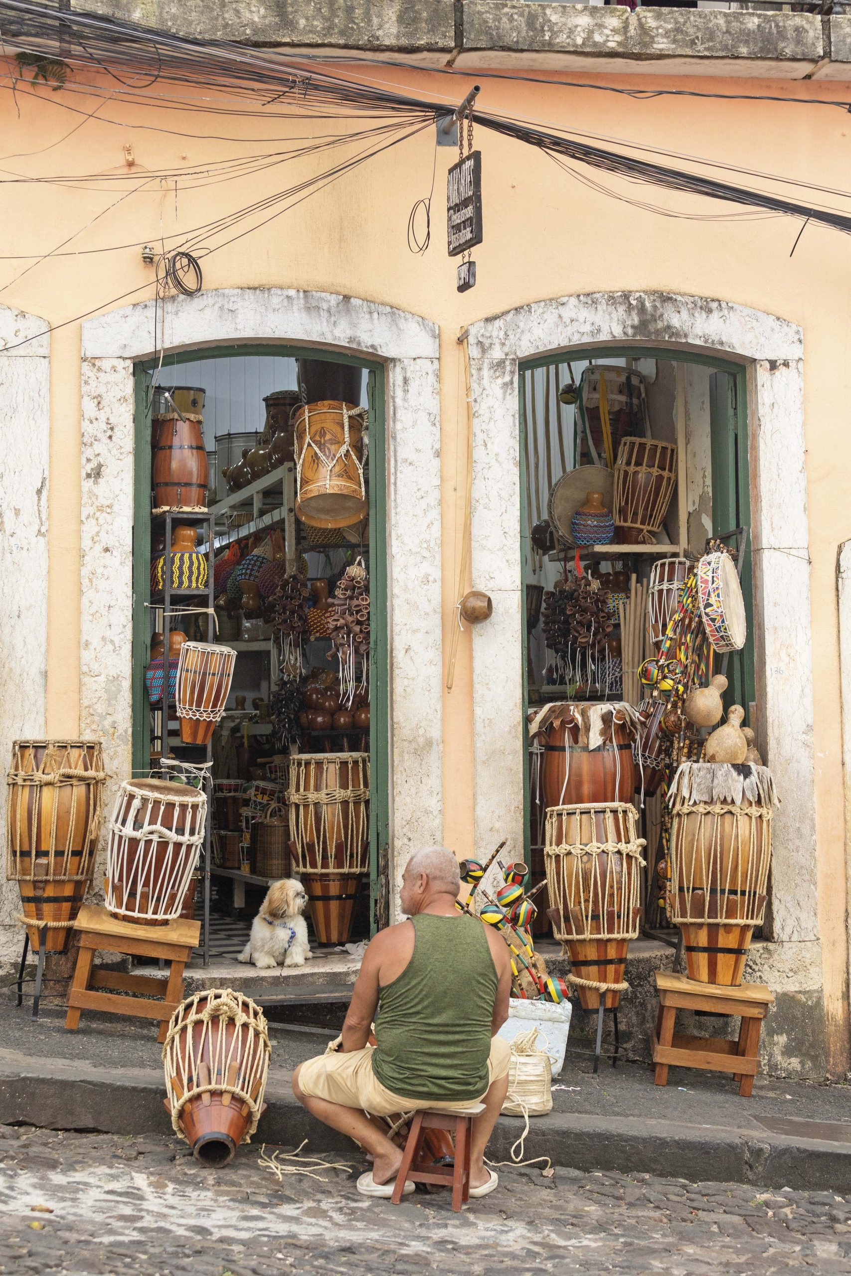 Atabaques, xequerês y pandeiros en una calle del Pelourinho.