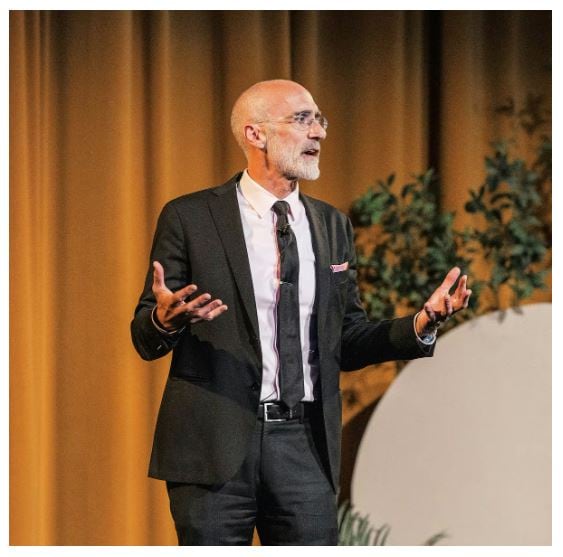 Sus conclusiones se apoyan en investigaciones sobre el bienestar y en datos del Harvard Study of Adult Development. (Foto: Arthur Brooks / Facebook) 