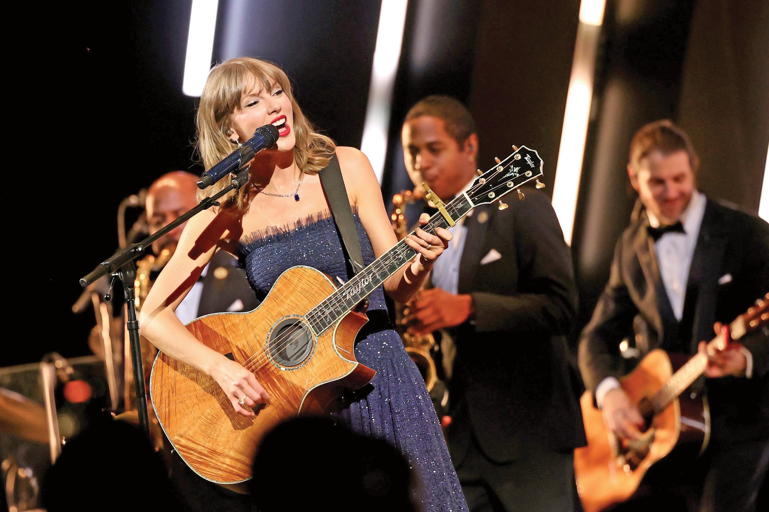 Taylor Swift encendió la gala cuando cantó varios de sus hits