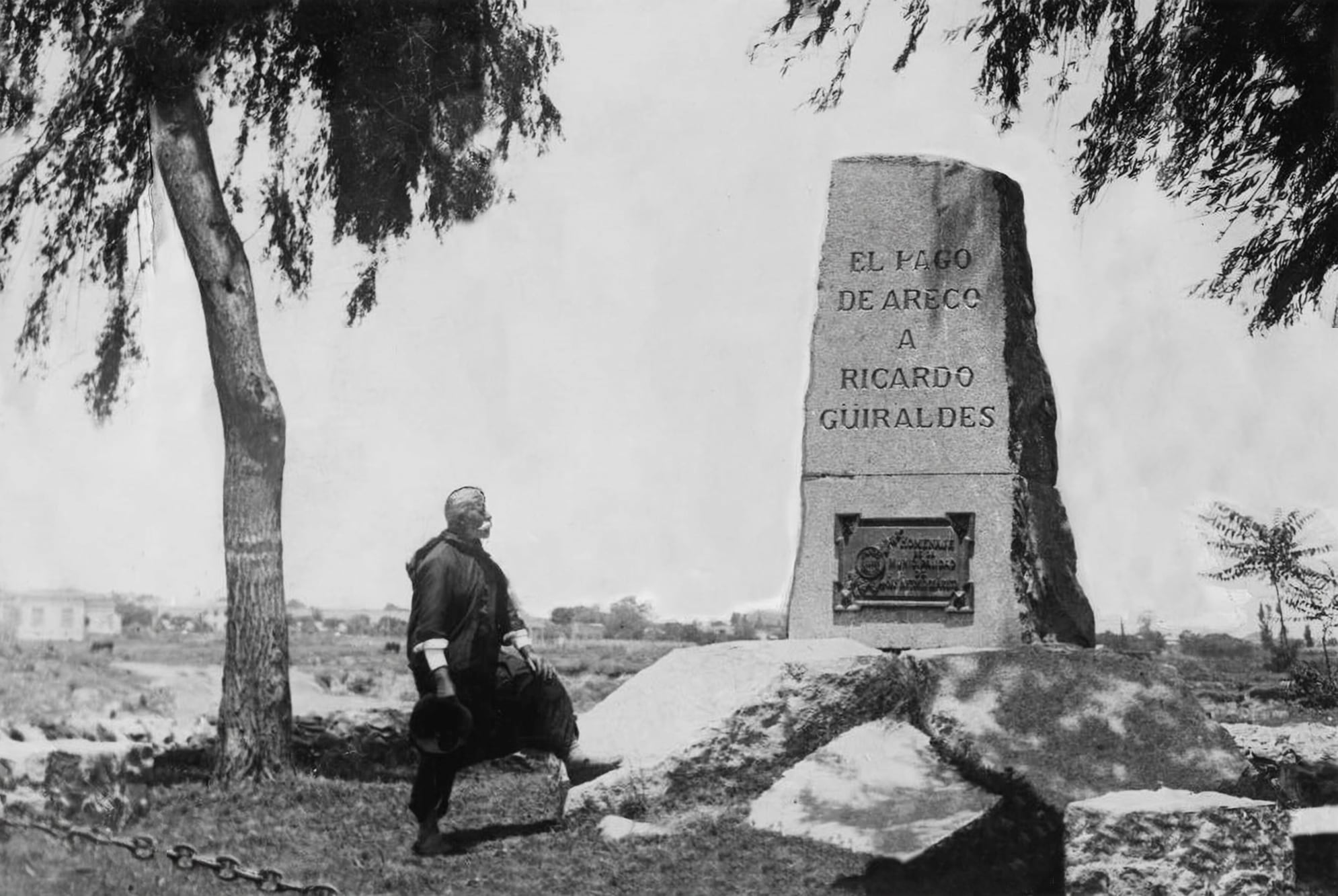 Monolito en homenaje a Ricardo Güiraldes. 