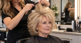 Ana Espejo, peluquera: “Después de los 60, darle mucho volumen al pelo con batidos o fijador puede hacernos parecer más grande”