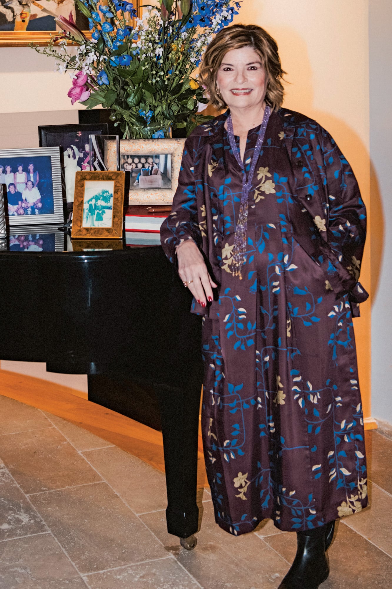 Con un elegante vestido estampado en tonos azules y bordó, la actriz y directora recibió a sus invitados y ofició de anfitriona de una velada memorable