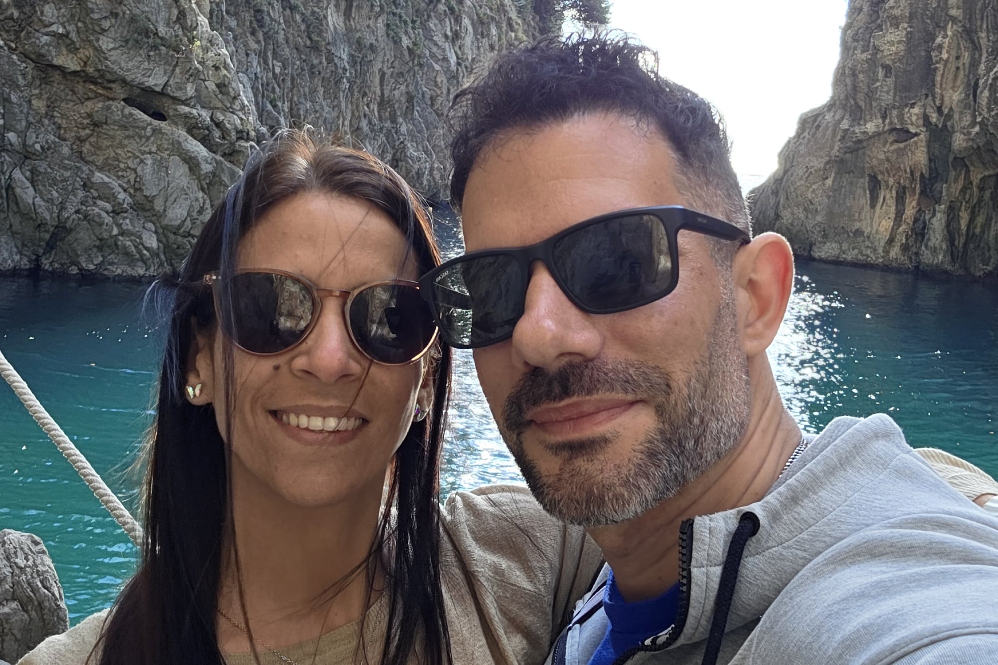 Javier, junto a su novia, Eti.