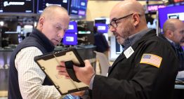 El riesgo país se ubicó en 586 puntos y las acciones argentinas en Wall Street cayeron más de 4%
