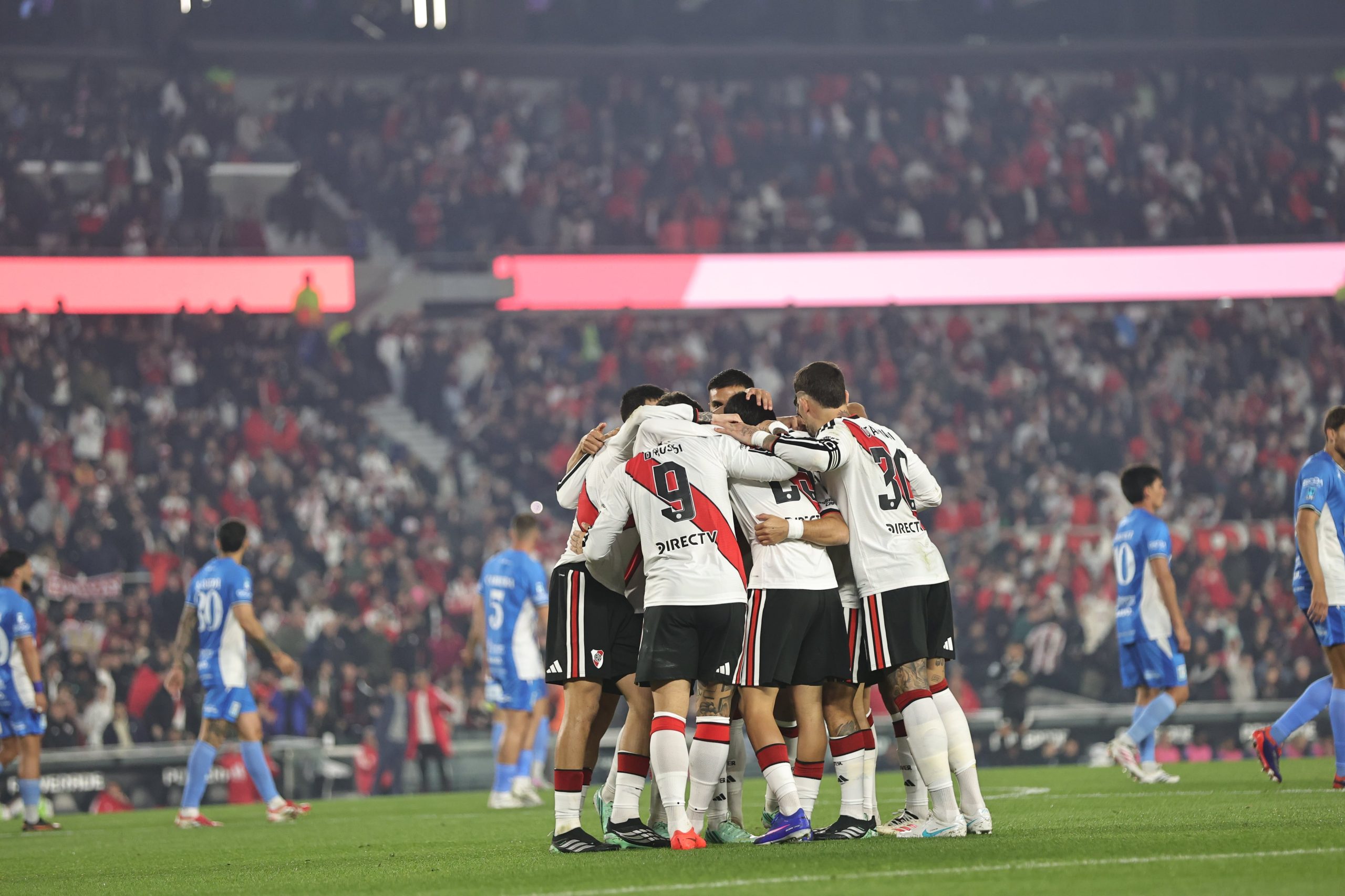 El festejo de los jugadores de River tras el 1-0 de Acuña ante Estudiantes de Río Cuarto