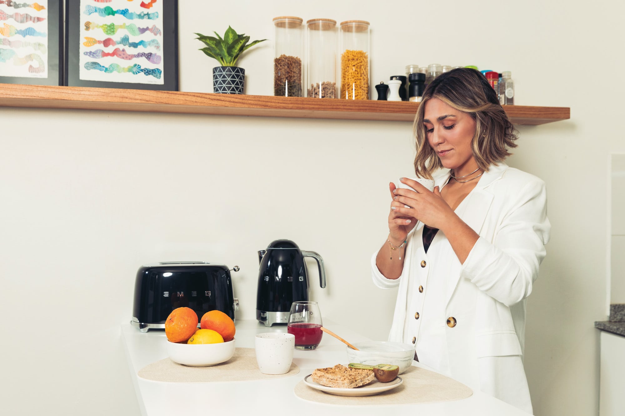 Agustina posa en la intimidad de su hogar, remodelado y diseñado por su madre, Débora Sanuy. El desayuno y el primer café del día son uno de sus rituales preferidos