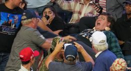 Otro acto con incidentes: una mujer interrumpió a Trump, la golpearon y el presidente se burló de ella