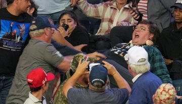 Otro acto con incidentes: una mujer interrumpió a Trump, la golpearon y el presidente se burló de ella
