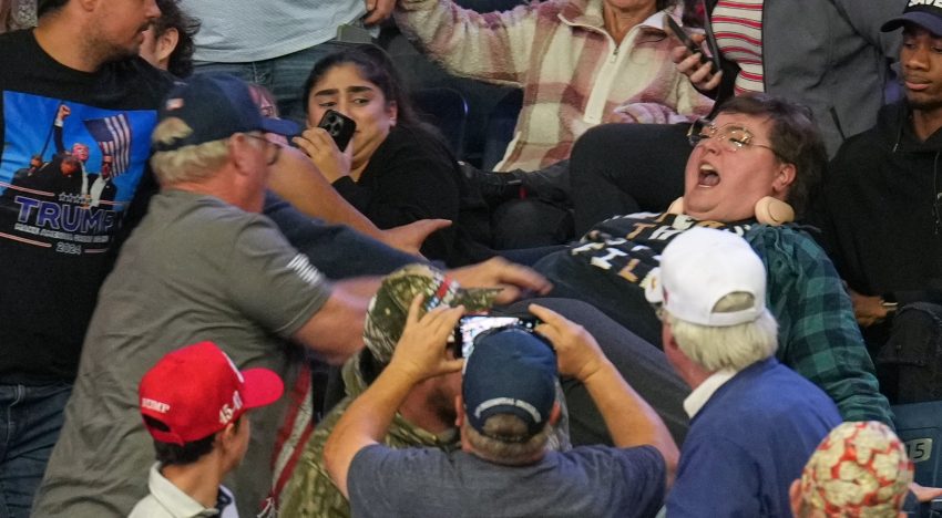 Otro acto con incidentes: una mujer interrumpió a Trump, la golpearon y el presidente se burló de ella