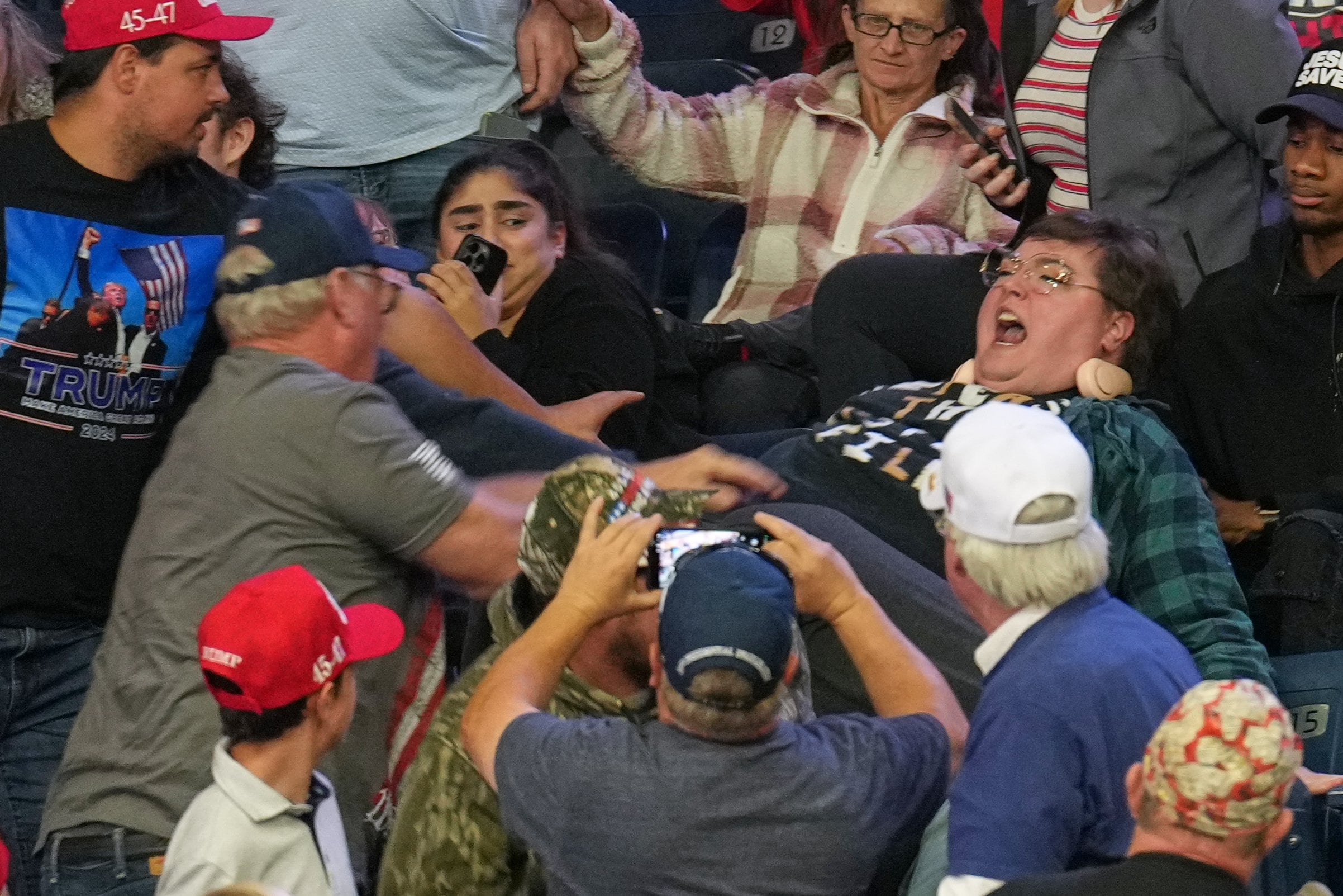 Una manifestante grita antes de ser retirada del lugar mientras Trump habla durante un acto de campaña en el Covelli Centre, en Youngstown, Ohio
