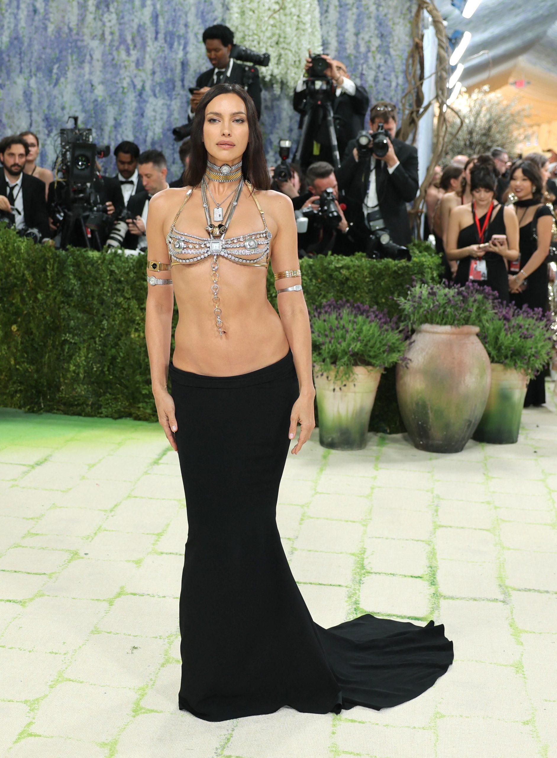 Irina Shayk con corpiño joya en la Met gala 2026. (Foto: REUTERS/Daniel Cole)