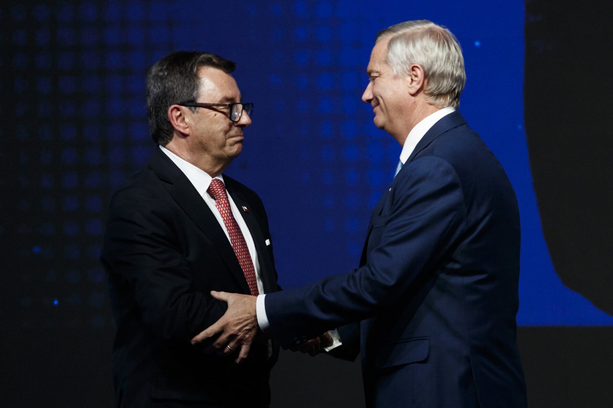 El ministro de Defensa chileno, Fernando Barros Tocornal, con el presidente Kast