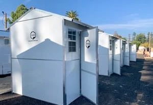 Arnold Schwarzenegger donó US$250.000 para construir 25 minicasas para personas sin hogar en Los Ángeles