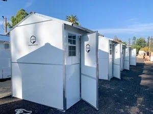 Arnold Schwarzenegger donó US$250.000 para construir 25 minicasas para personas sin hogar en Los Ángeles