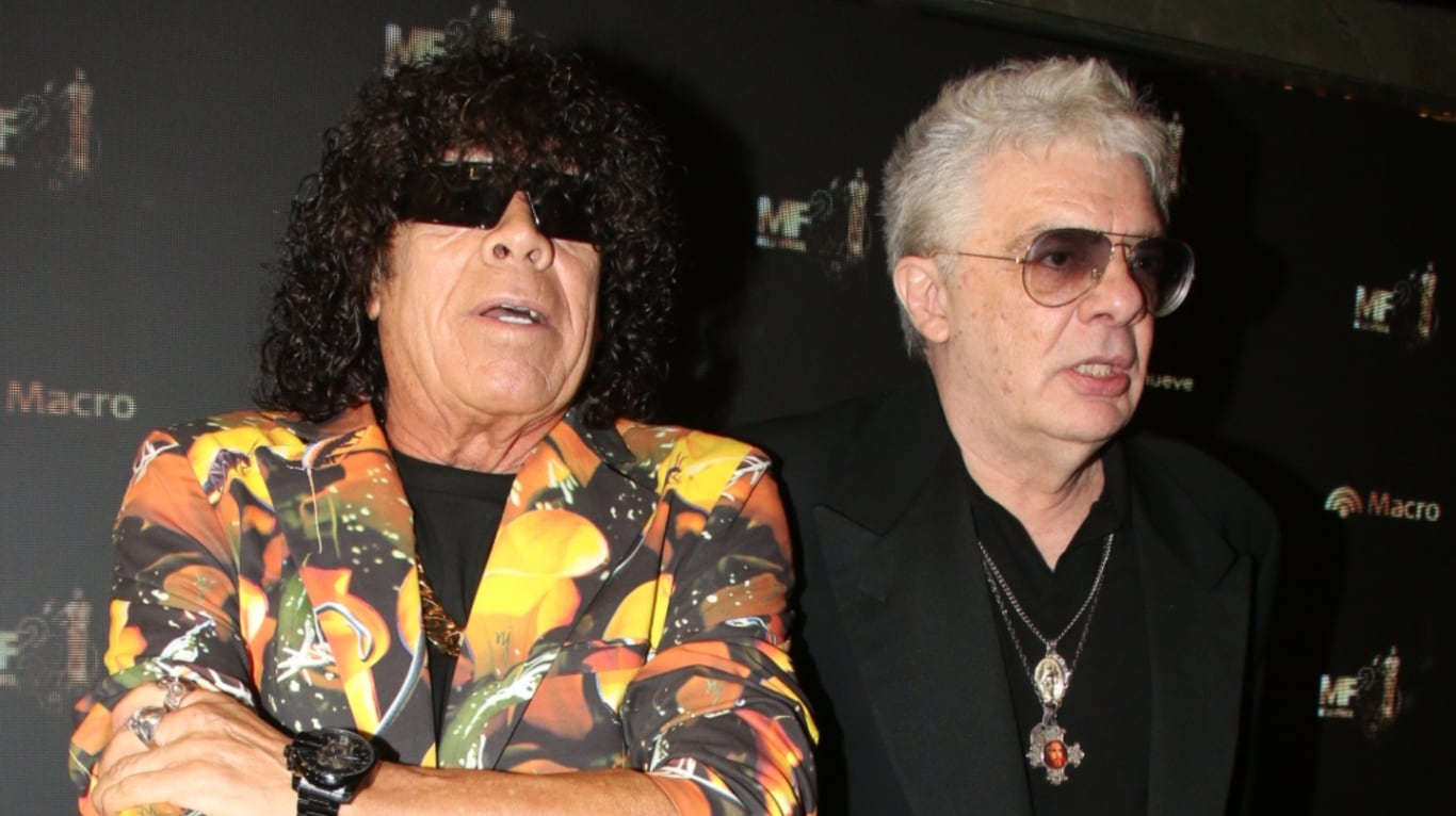 La Mona Jiménez y Juanse llegaron juntos a los Martín Fierro de la Música 2026. (Foto: Movilpress)