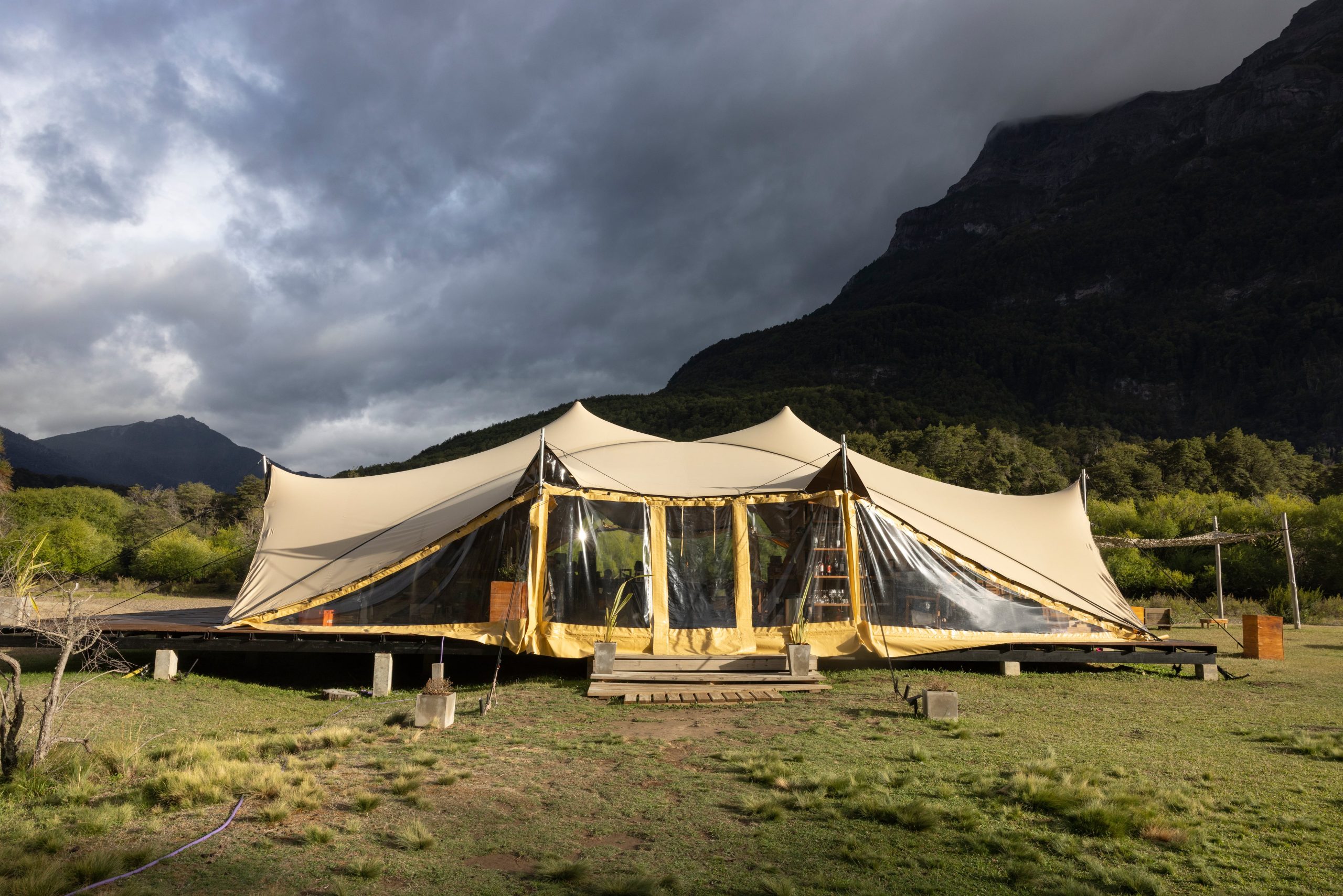 Livings, fogonero y vistas al agua: el lounge funciona como punto de encuentro en medio del valle del río Manso.