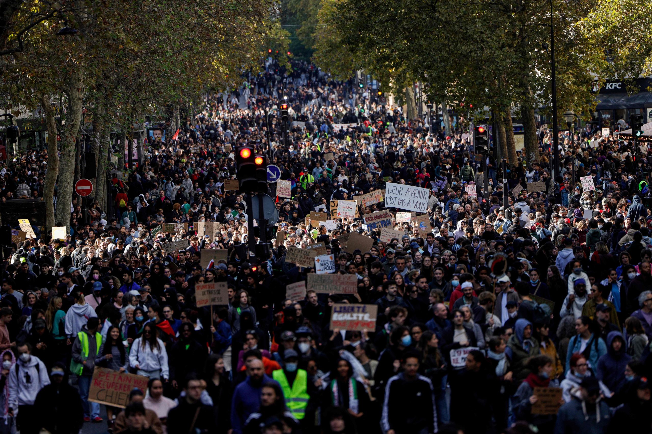 Masiva movilización en París este sábado; los manifestantes reclaman a las autoriades por los altos costos de vida