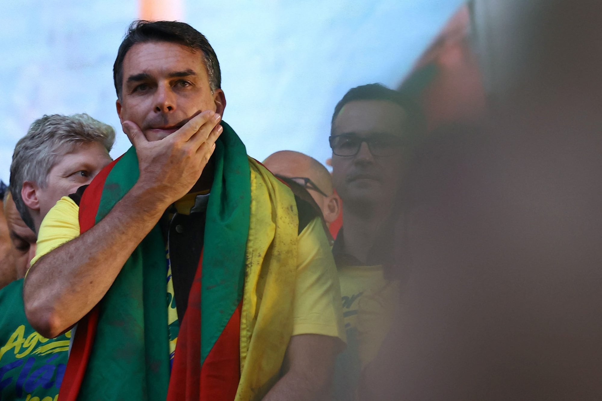 Flavio Bolsonaro no habría entregado sus pasaportes y habría huido del país (Photo by SILVIO AVILA / AFP)
