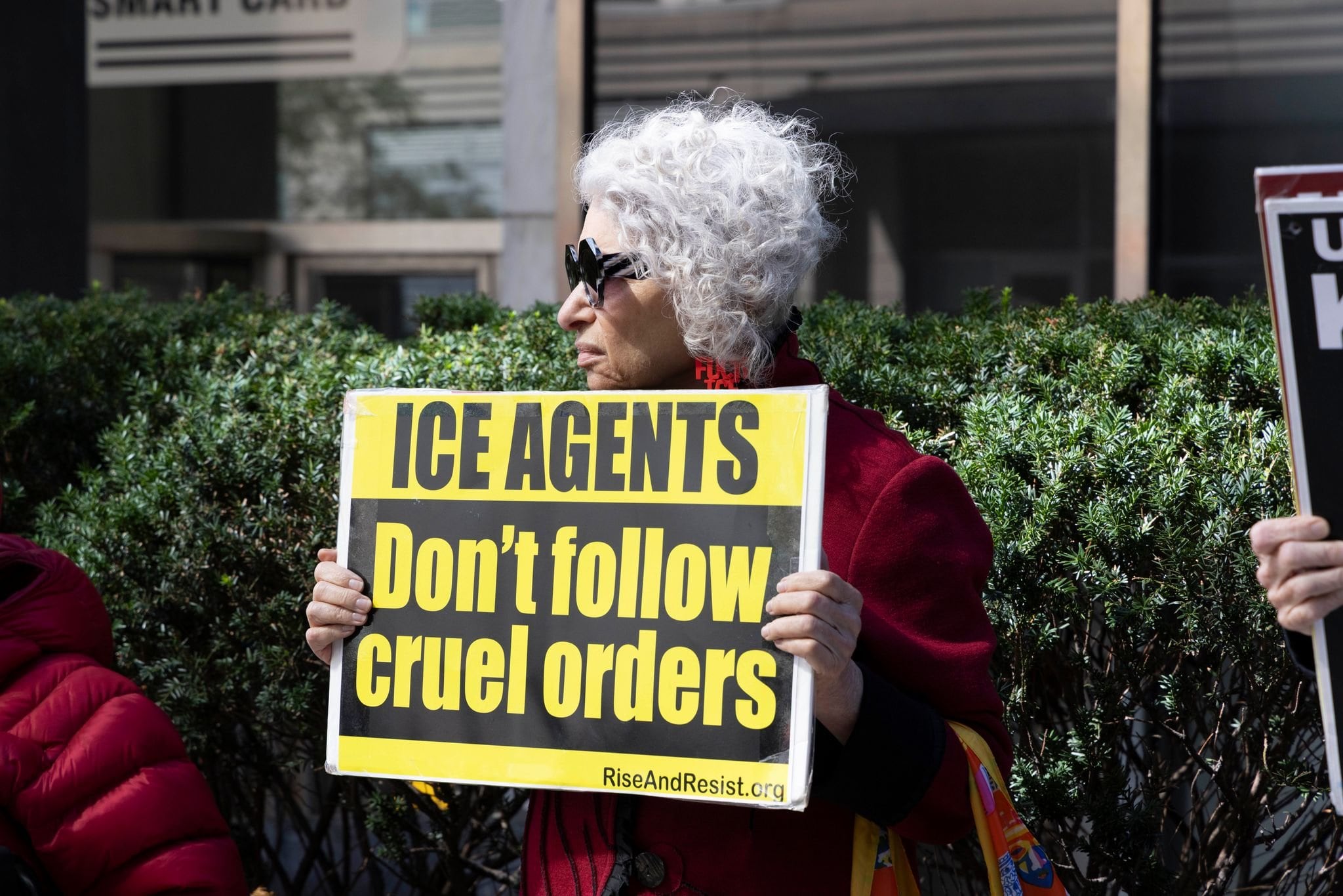 Según reportes publicados por el New York Post, agentes de la agencia migratoria habrían utilizado desde el mes de abril un estacionamiento vinculado a una tienda para organizar operaciones en distintas zonas del Bronx
