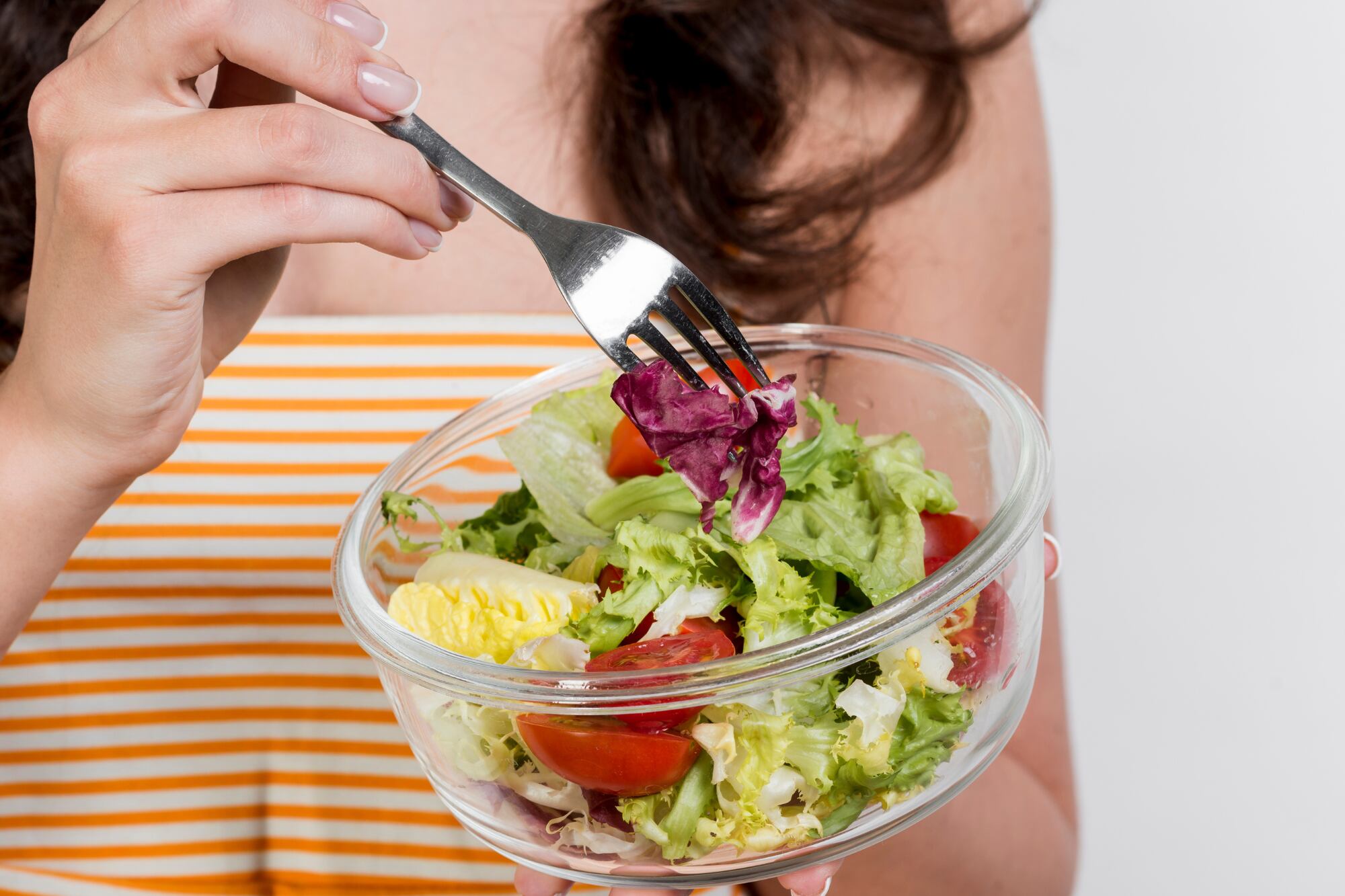La médica asegura que no es necesario seguir un régimen vegano o vegetariano para mejorar el equilibrio de la microbiota