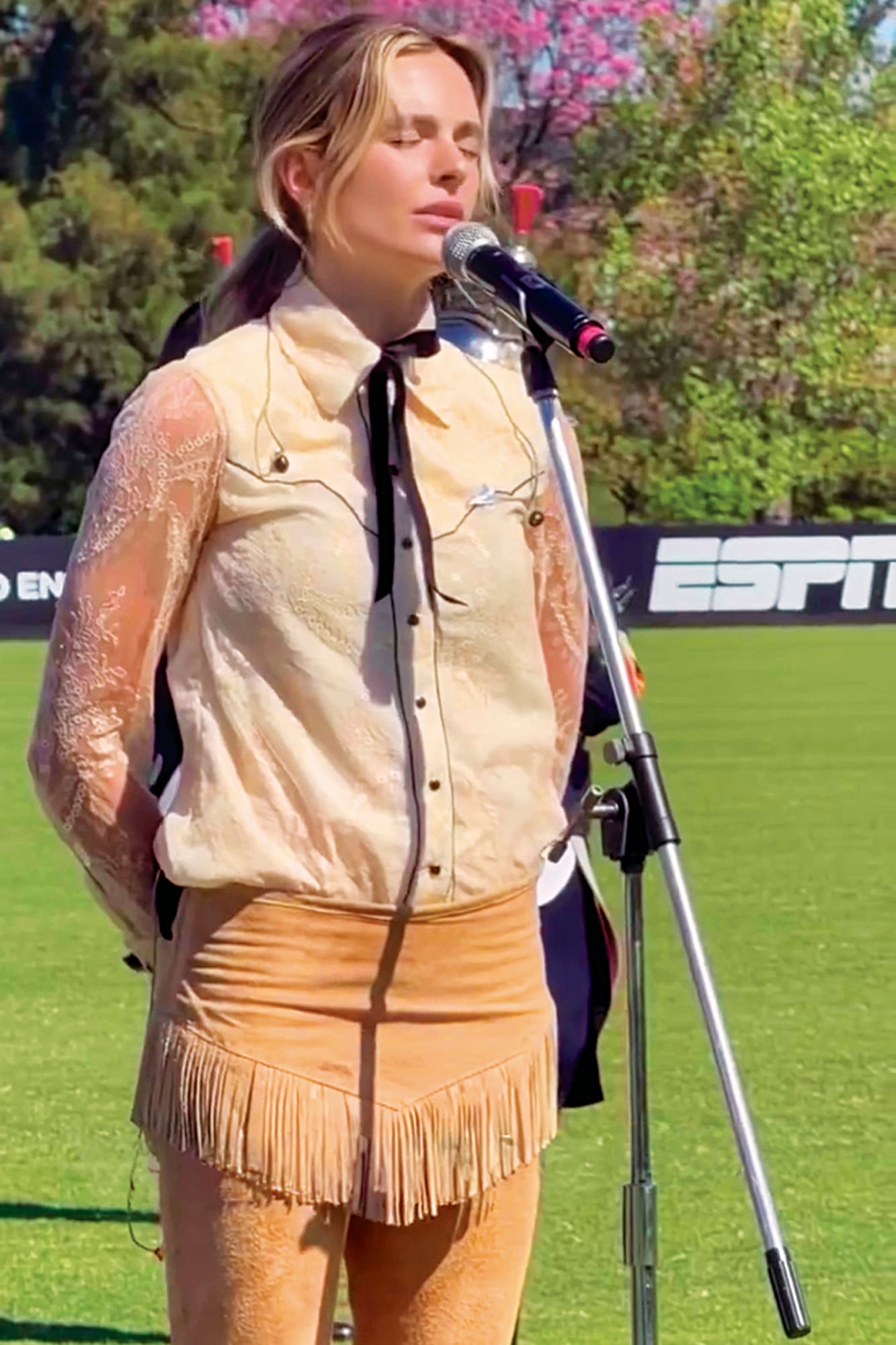 Con camisa de encaje y pantalón con falda de gamuza de Rocío G, la cantante Chule von Wernich entonó nuestro Himno Nacional  