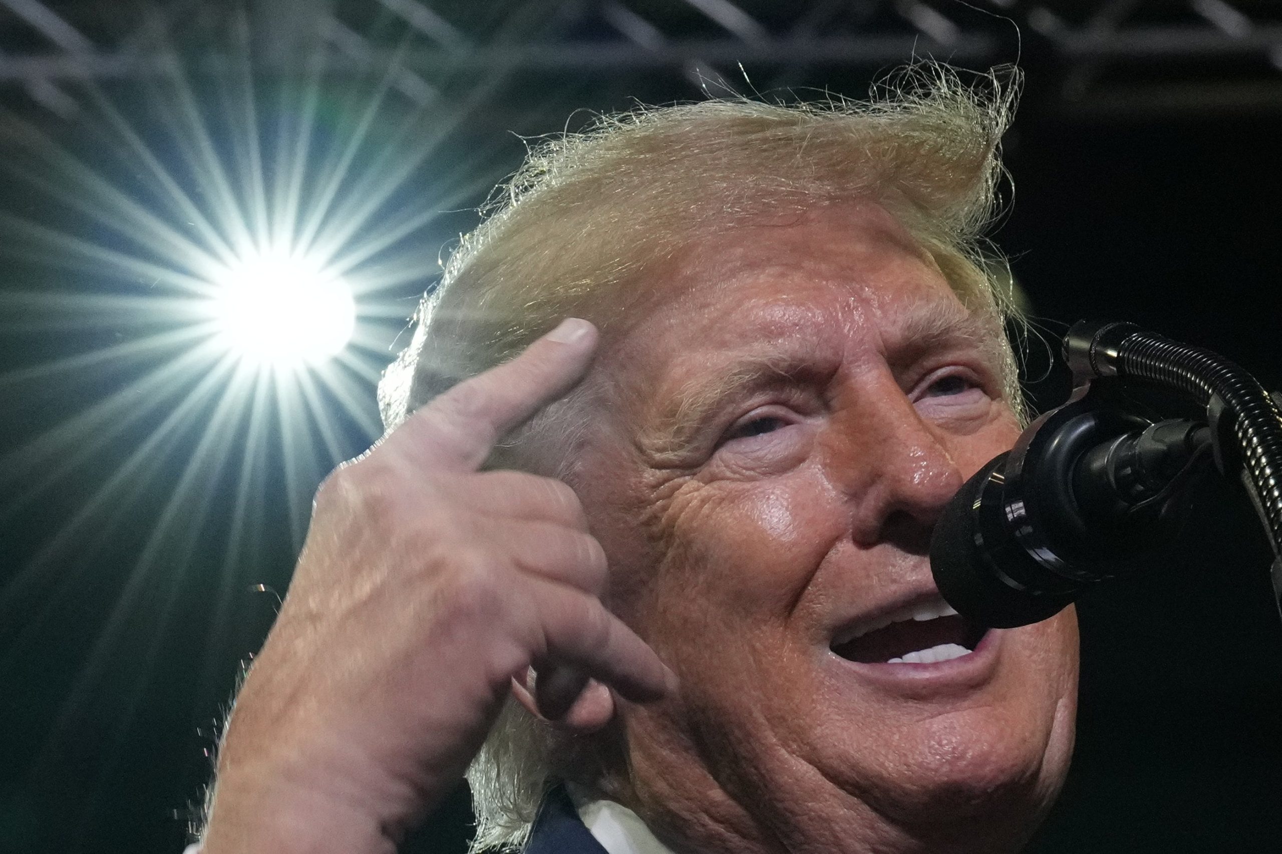 Trump habla durante un acto de campaña en el Covelli Centre, en Youngstown, Ohio