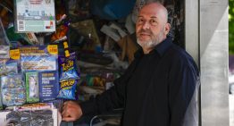 Intiman a retirar el único puesto de diarios de Puerto Madero: el dueño pide quedarse y los vecinos lo respaldan