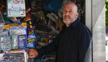 Intiman a retirar el único puesto de diarios de Puerto Madero: el dueño pide quedarse y los vecinos lo respaldan
