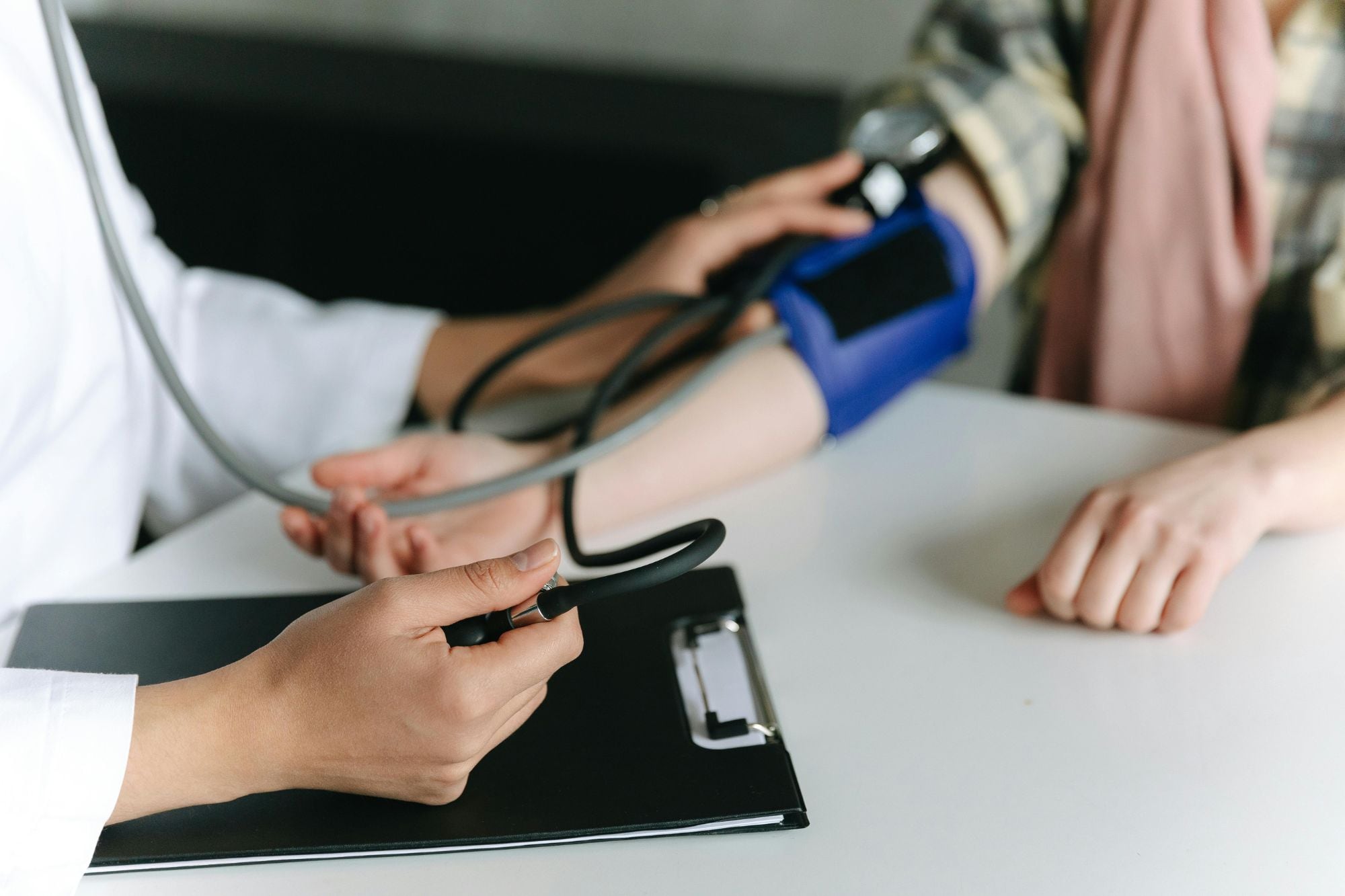 Una vez al año es recomendable realizar un chequeo médico para conocer los valores de colesterol