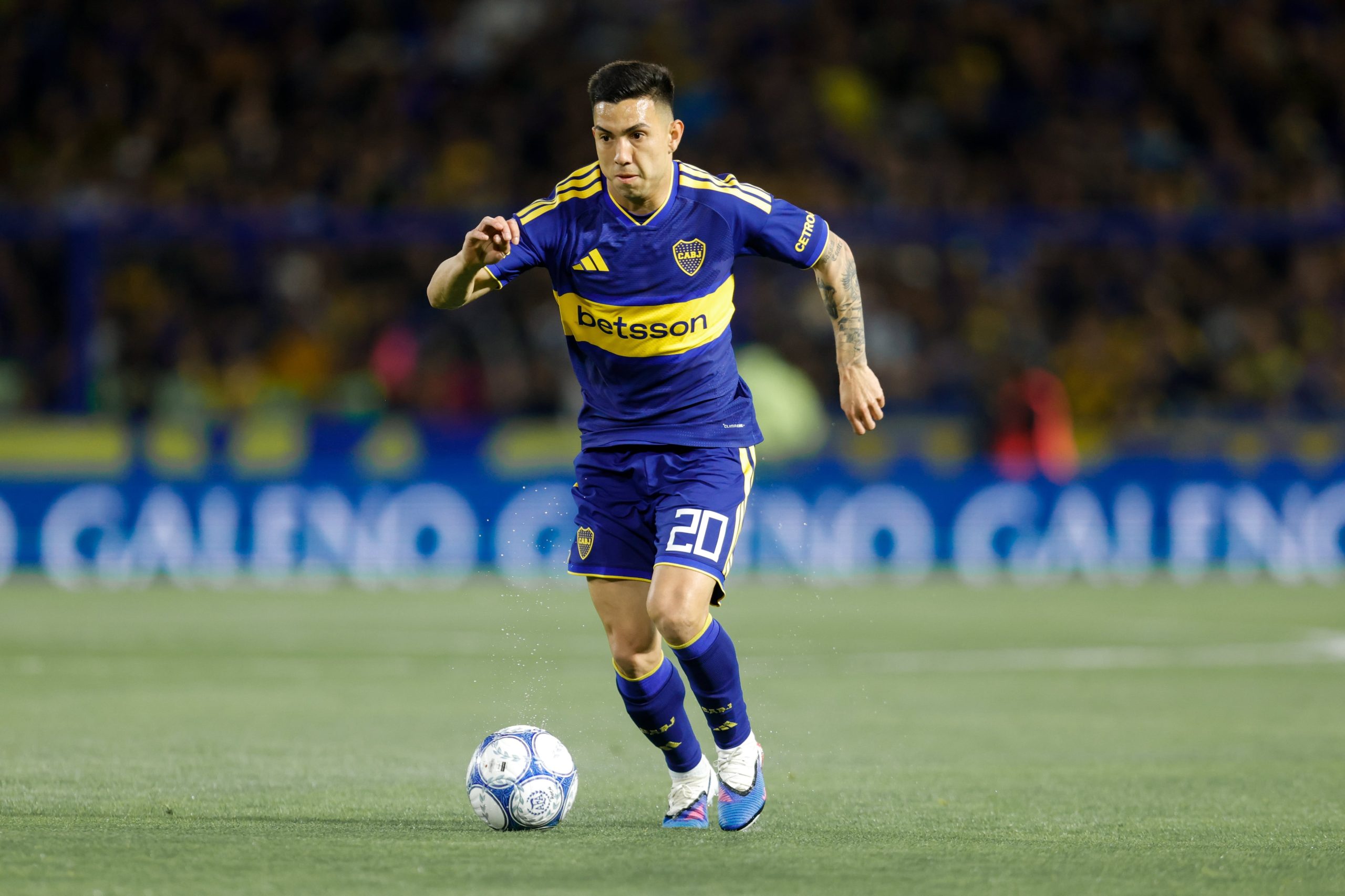Alan Velasco encara con la pelota