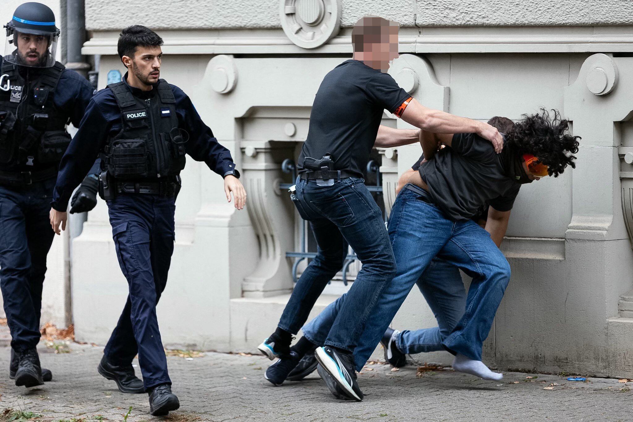 Agentes de la policía francesa detienen a un manifestante durante una protesta estudiantil con bloqueos, en Estrasburgo, este de Francia
