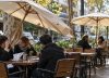 Tomaba un café en Belgrano, una sombrilla salió volando por el viento y la golpeó: deberán indemnizarla con más de $10 millones