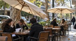 Tomaba un café en Belgrano, una sombrilla salió volando por el viento y la golpeó: deberán indemnizarla con más de $10 millones