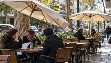 Tomaba un café en Belgrano, una sombrilla salió volando por el viento y la golpeó: deberán indemnizarla con más de $10 millones