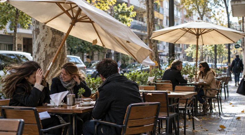 Tomaba un café en Belgrano, una sombrilla salió volando por el viento y la golpeó: deberán indemnizarla con más de $10 millones