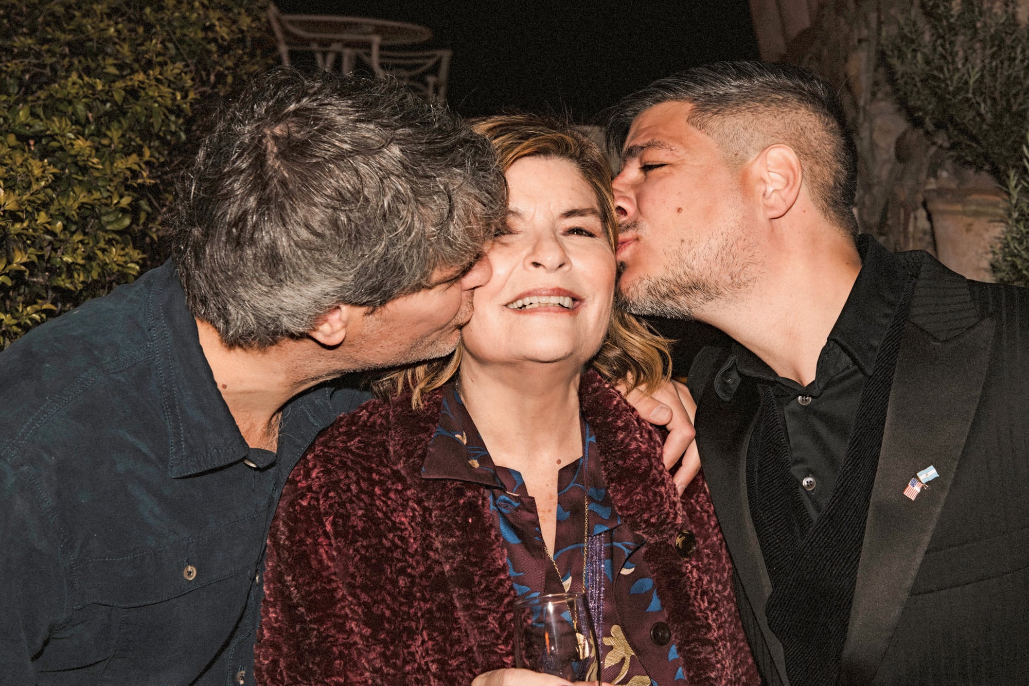 La homenajeada recibe un tierno doble beso de sus hijos varones, Edo y Tomás Costantini