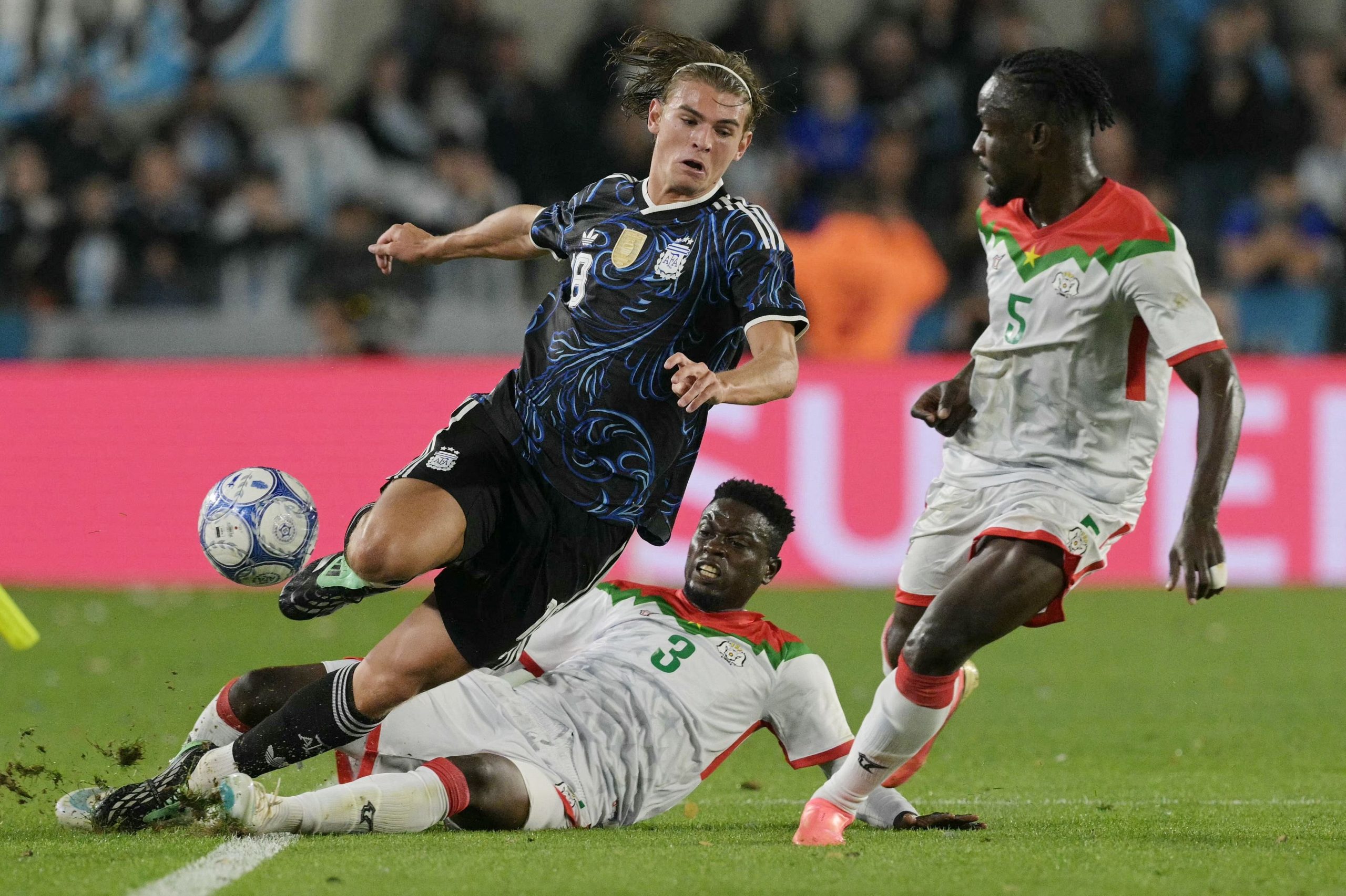 Nico Paz recibe la falta de Moumouni Diallo 