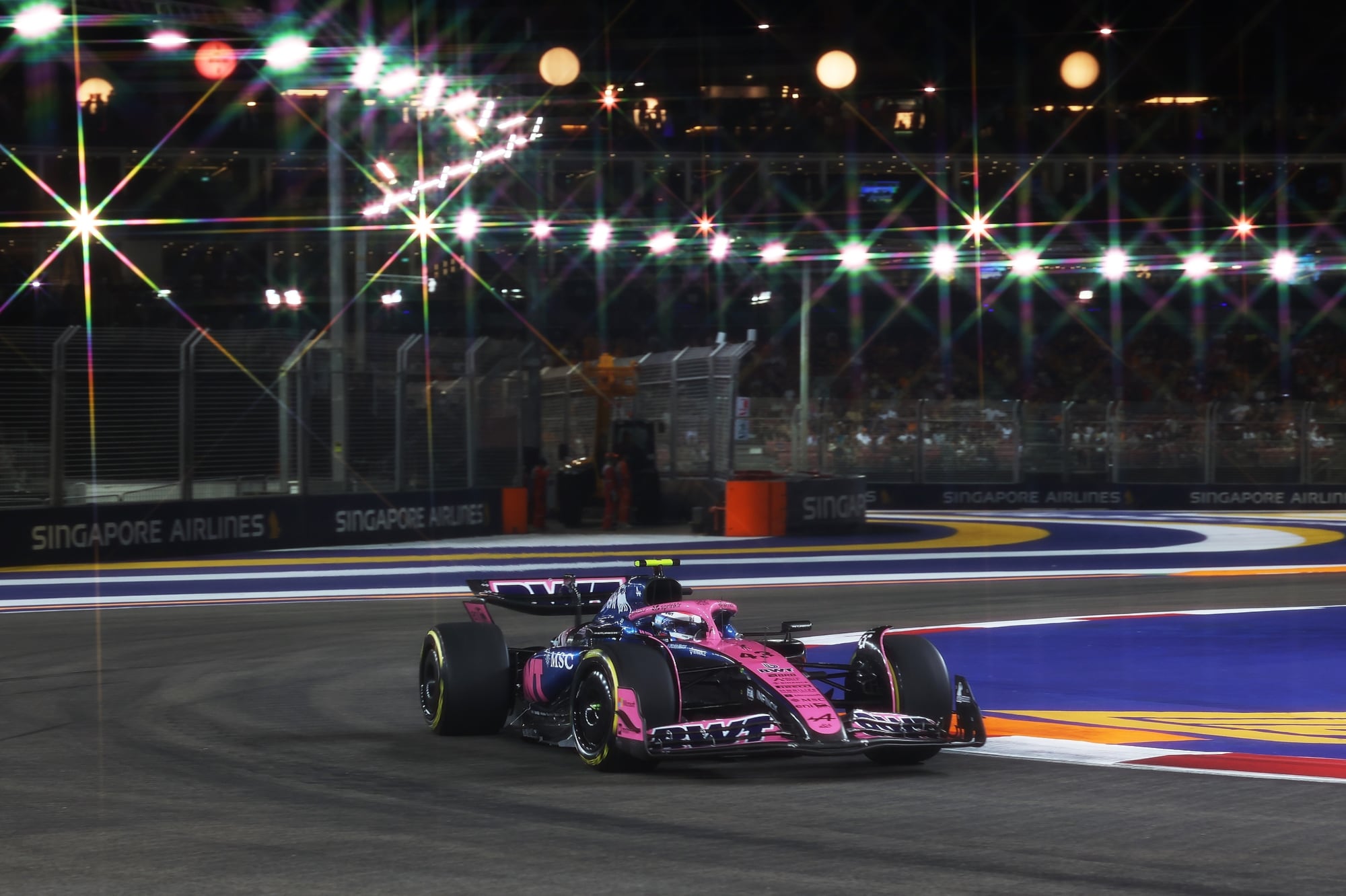 Franco Colapinto en el circuito urbano Marina Bay de Singapur durante la Fórmula 1 2025