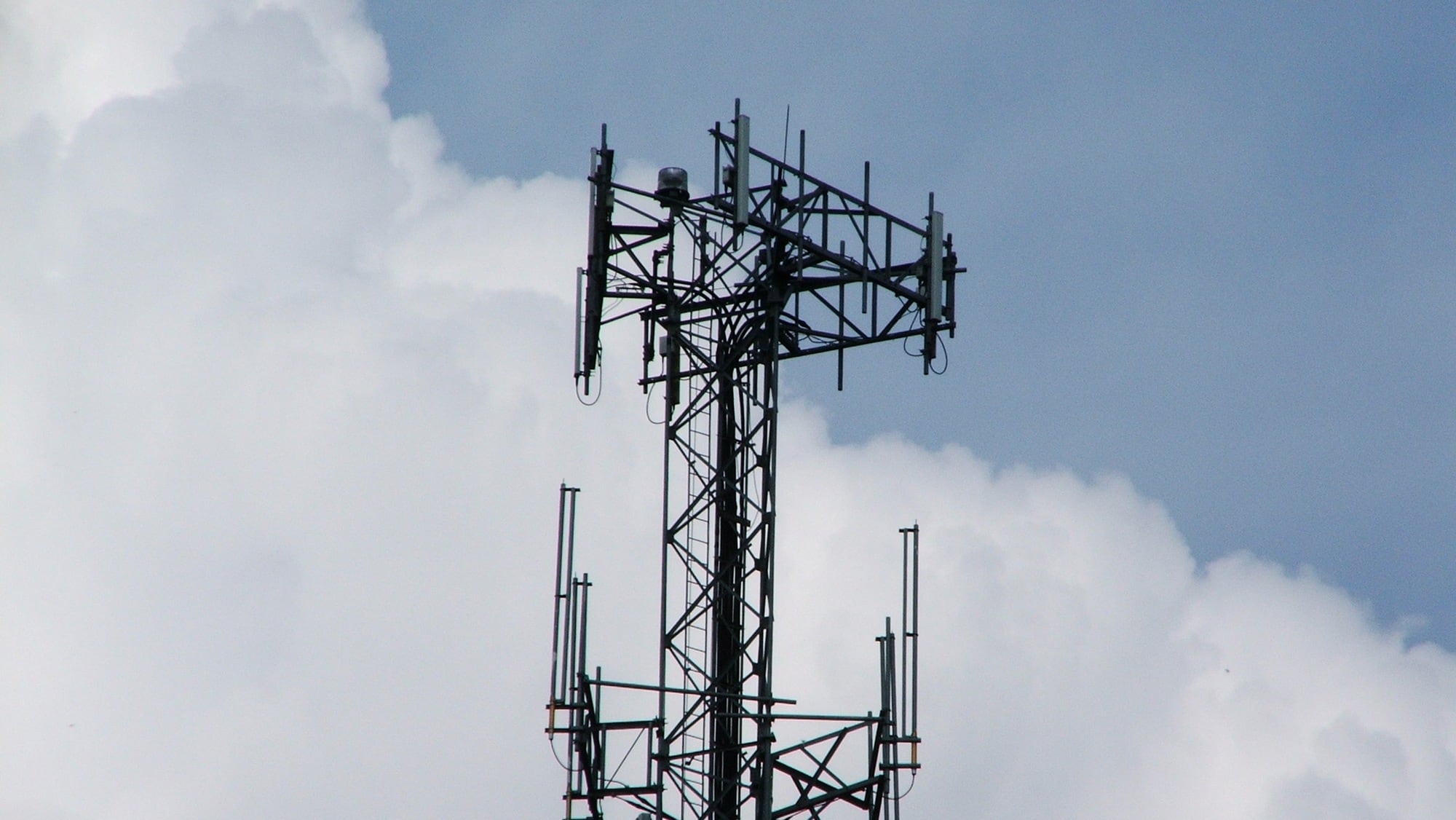 Una antena de telefonía móvil. La alternativa de White Spaces usa frecuencias asignadas a la televisión digital