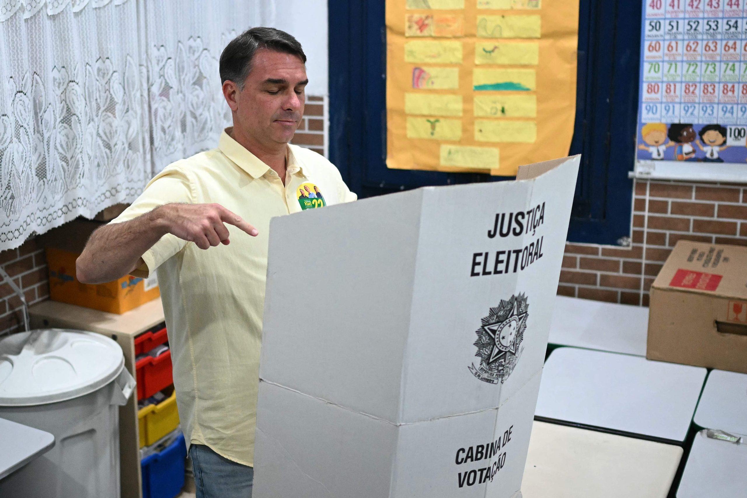 Bolsonaro votó poco después de las 8