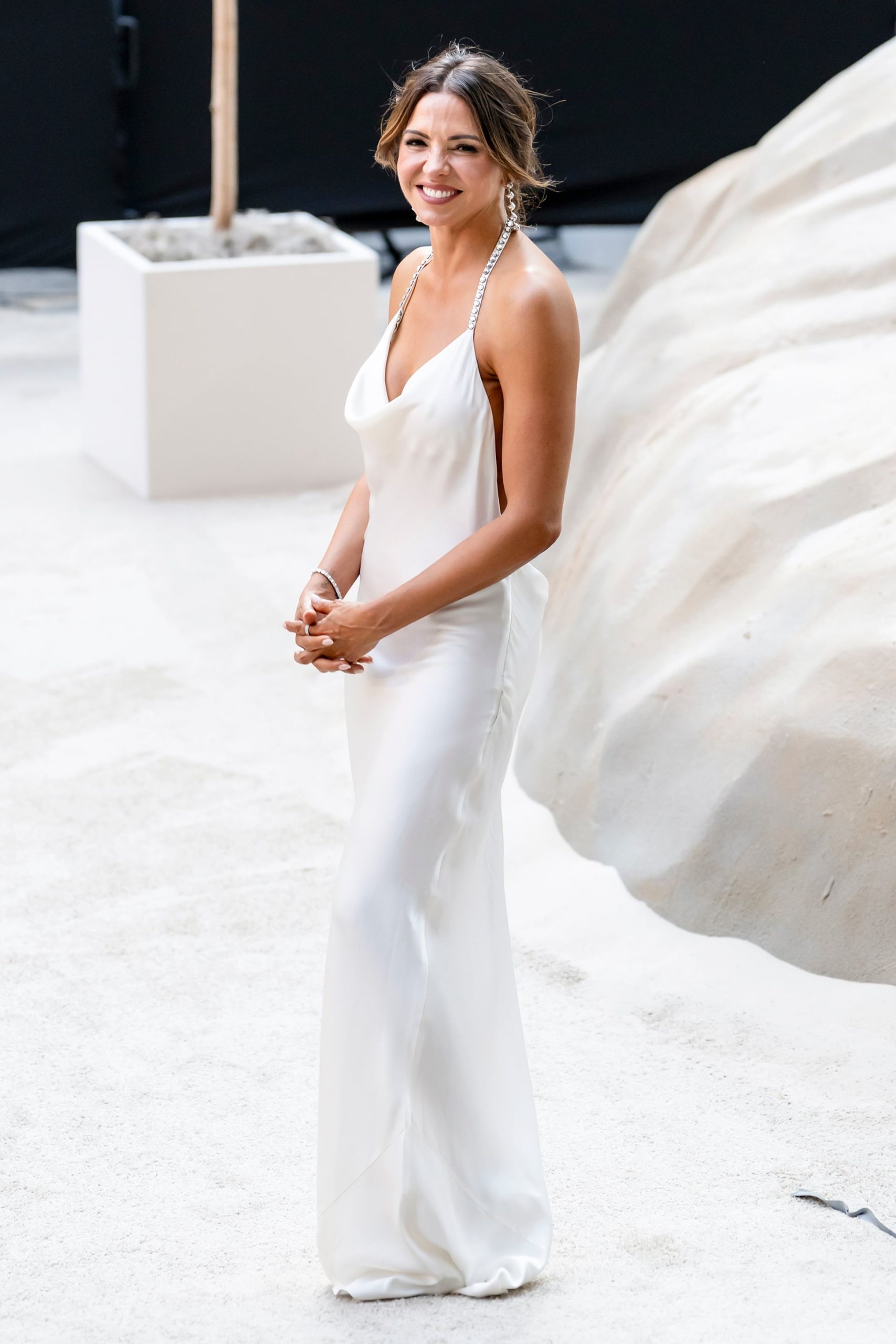 Un plano más abierto de la foto de la apertura de esta nota. Luciana, con un elegante diseño de seda con gran escote y breteles finos; el pelo, recogido, daba protagonismo a las joyas