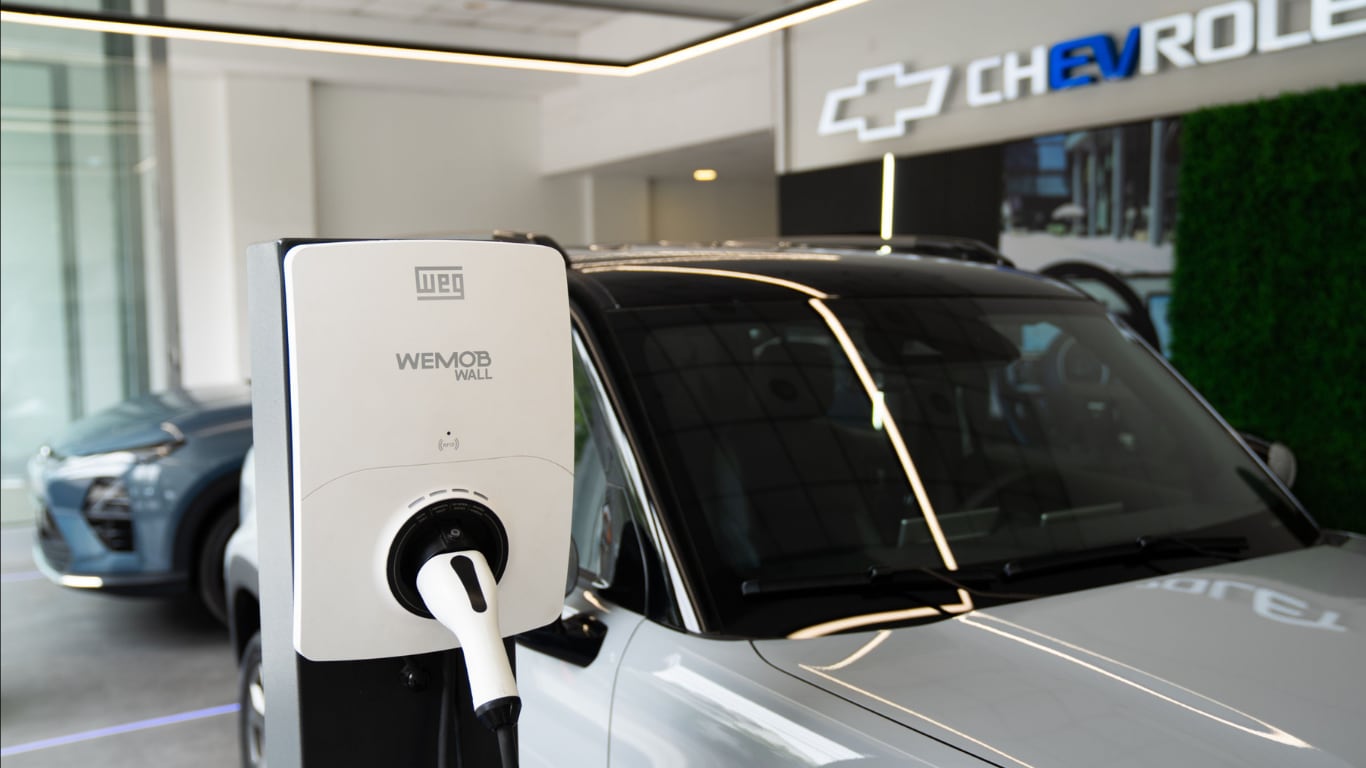 El objetivo de la alianza es que los clientes tengan una experiencia más simple, segura y conveniente para instalar y gestionar mejor la energía. Foto: Prensa GM.