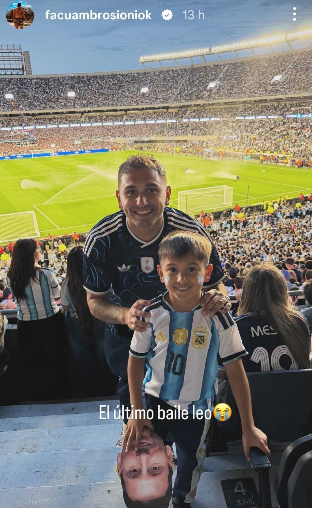 Francesco Benicio junto a su papá en la despedida de Lionel Messi. (Foto: @facuambrosioniok)